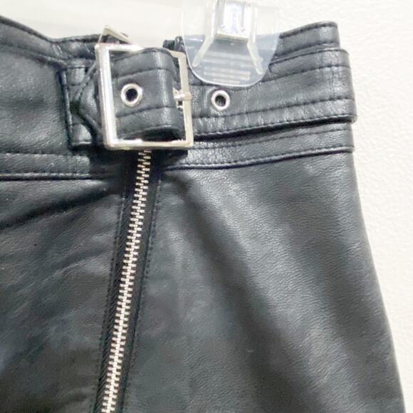 Topshop Faux Leather Moto Mini Skirt Size 8P Black Silver Buckles Edgy Chic - Picture 5 of 11